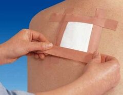 Usar un parche terapéutico para el dolor de espalda