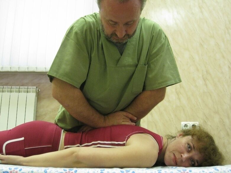 Una mujer se somete a un curso de masaje para eliminar la osteocondrosis torácica.