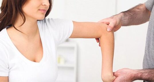 examen realizado por un médico para detectar dolor en las articulaciones de brazos y piernas